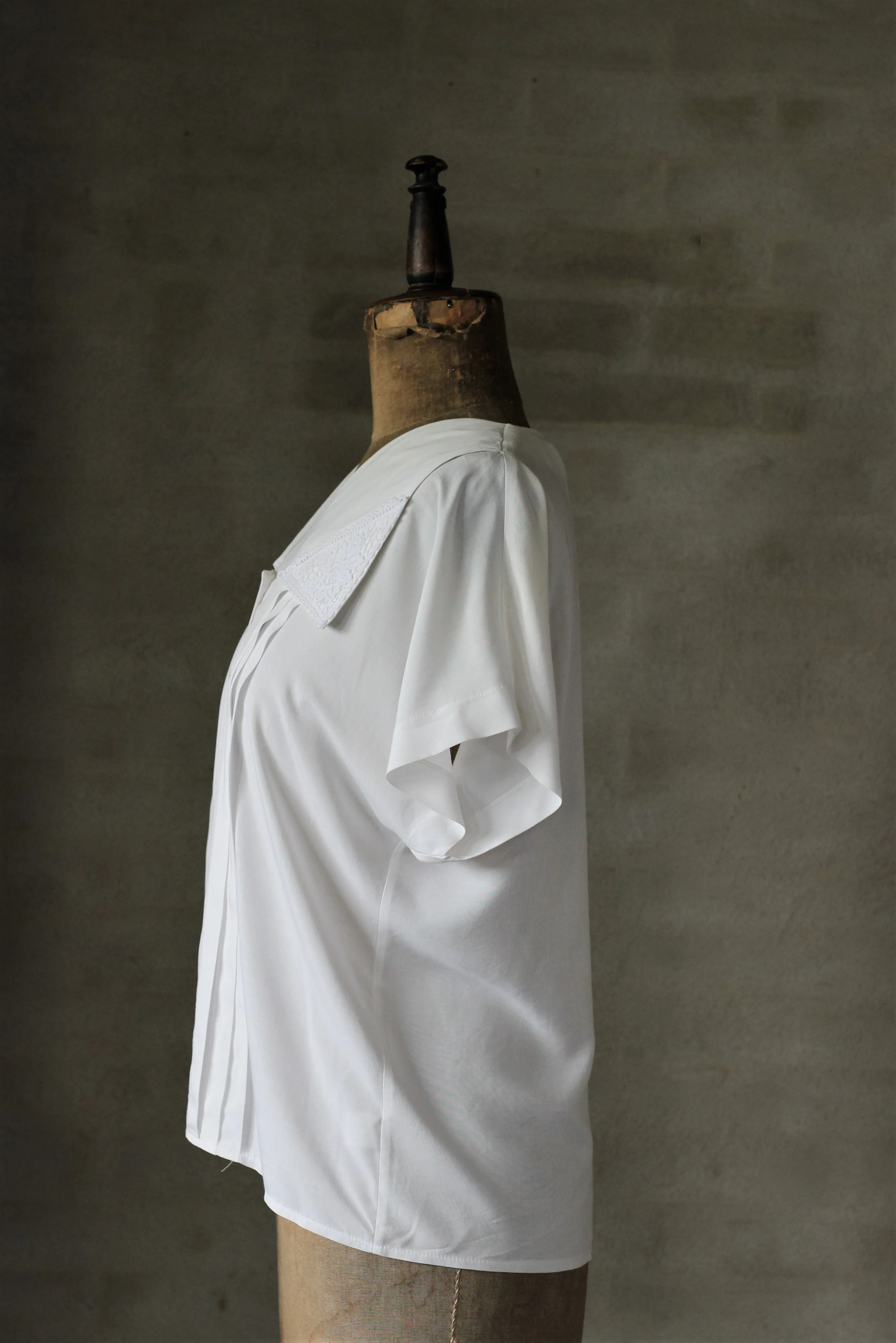 1980s White Shirt with Laces Size Size XL
